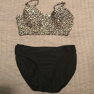Leopard print bikini top / black bikini bottom